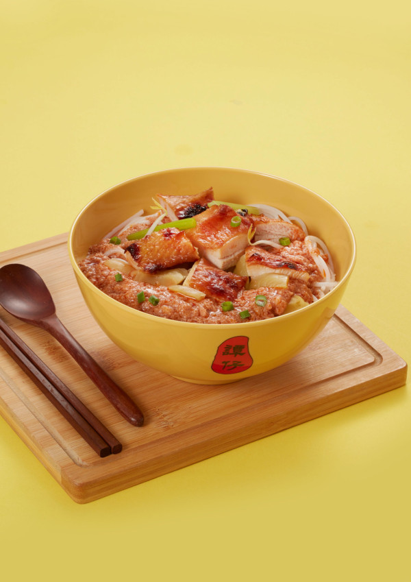 譚仔推出全新烤雞炸醬撈寬麵    尹光、阿正及《全民造星V》Kakit率先試食