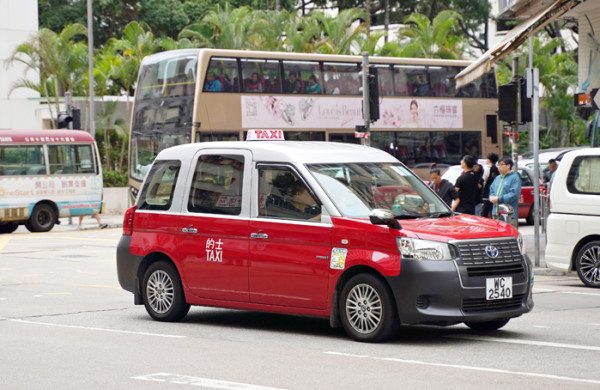 政府擬收例 改善的士服務質素    推6座位車的士 引入的士司機違例計分制度