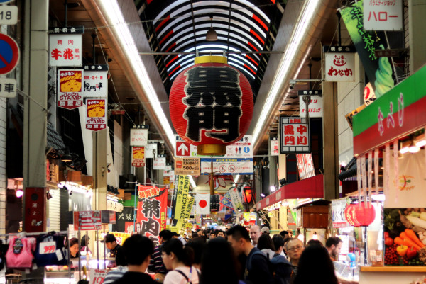 日本人斥黑門市場淪劏客商店街 遊客價海鮮貴2倍！店家：無罪惡感 