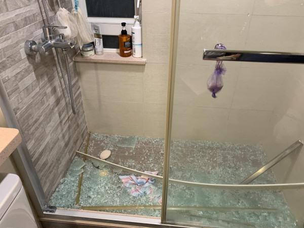 浴室玻璃趟門完全解體碎裂 究竟係咩事？ 專家：玻璃爆裂有種三可能 應貼防爆膜避免受傷！