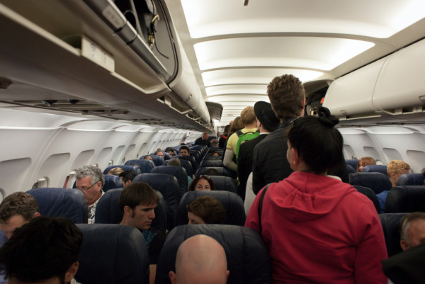 空姐分享6大飛機禮儀要遵守！甚麼該做、不該做？咪做麻煩乘客！ 