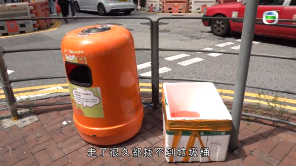 市民扔垃圾落垃圾桶旁邊紙箱 即被食環署職員檢控 要罰$1500！