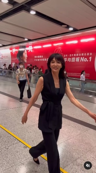 Do姐鄭裕玲高貴出巡香港站打卡巨型廣告 網民搞笑問：「幾多年無入地鐵站？」