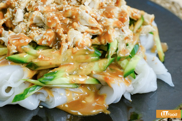 雞絲粉皮｜免開火懶人版麻醬涼拌雞絲粉皮　簡單開胃消暑米紙料理！附微波爐嫩雞胸肉小秘訣