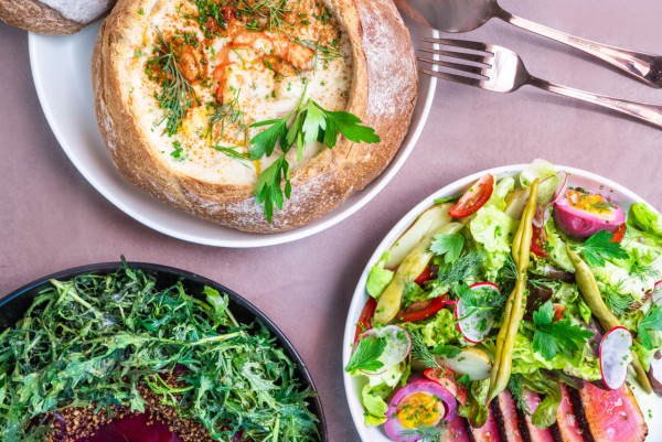 黃竹坑新開加州菜餐廳「1st & Beaudry」   煙燻藍鰭吞拿魚沙律／芝士 牛肉漢堡／開心果青醬三文治／炭烤豬頸肉墨西哥夾餅