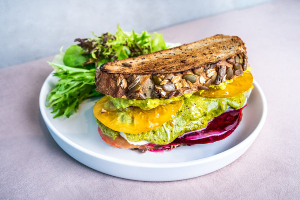 黃竹坑新開加州菜餐廳「1st & Beaudry」   煙燻藍鰭吞拿魚沙律／芝士 牛肉漢堡／開心果青醬三文治／炭烤豬頸肉墨西哥夾餅