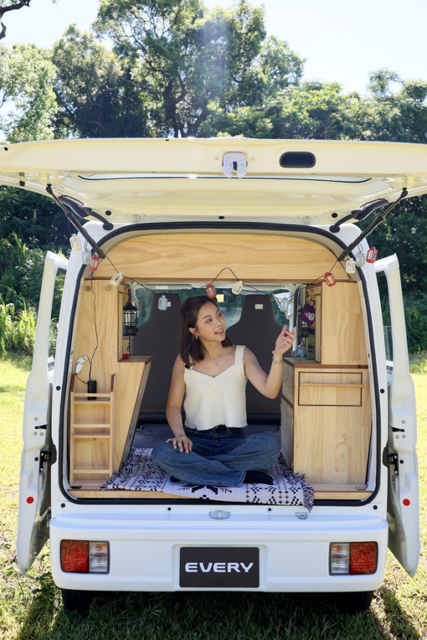 車內空間從來都不大，除非是 SUV 車型，普遍車尾位置大概只有 7 呎乘 4 呎空間，這個細小空間就是車中泊發燒友享受 Me time 的地方。