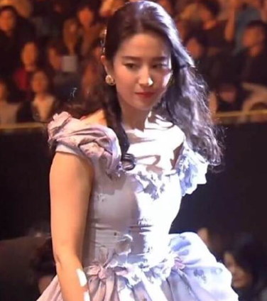 37歲劉亦菲生圖驚見發福走樣！臉型嚴重浮腫！狀態憔悴引粉絲擔心 