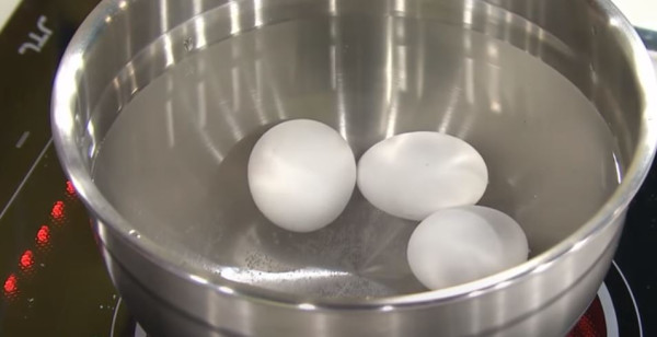 雞蛋蛋黃灰色代表不新鮮？ 專家解釋原因／教你煮出完美烚蛋