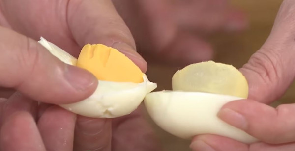 雞蛋蛋黃灰色代表不新鮮？ 專家解釋原因／教你煮出完美烚蛋