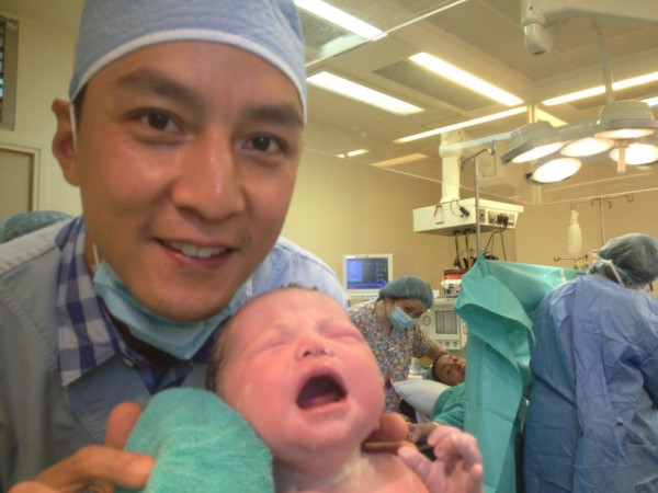 吳彥祖一家三口冰島旅行睇北極光!10歲女兒暴風成長遺傳完美基因!