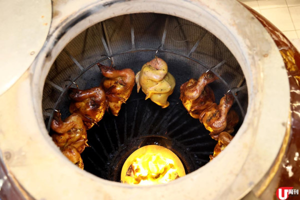 流浮山窯燒雞搬出荃灣 荔枝柴瓦缸燒製 / 日賣 180 隻