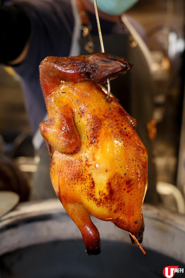 流浮山窯燒雞搬出荃灣 荔枝柴瓦缸燒製 / 日賣 180 隻 