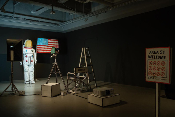 藝術家Barminski中環打造紙板NASA基地 窺探登月「實況」 幽默詼諧中思考真相