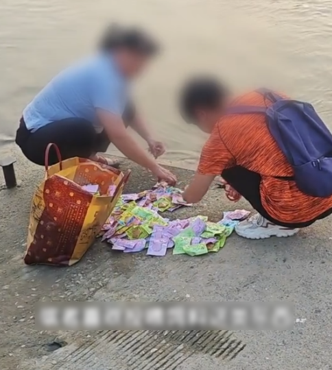 東莞兩女子江邊「放生」魚豆腐　 網民：放生人民幣請通知我