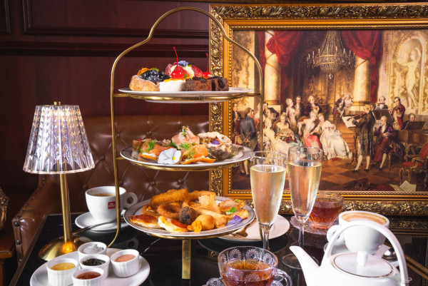 將軍澳宮廷風歐陸餐廳「La Rosabelle Bar & Grill」推出全新三層架下午茶   蟹肉牛油果三文治／龍蝦包／焗蝸牛／無限暢飲氣泡酒