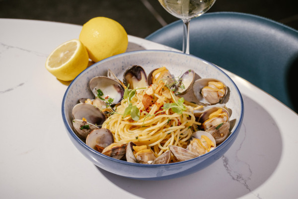 東涌西餐廳The Next Chapter推限定意式菜單　拿坡里白鯷魚／打卡雞尾酒／夏日限定佈置