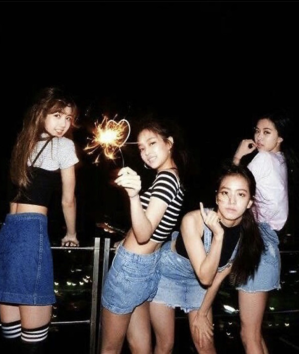 Lisa@BLACKPINK首次亮相Met Gala戰袍慘被批評！緊身衣一個細節遭狠批「對歷史人物不敬」！