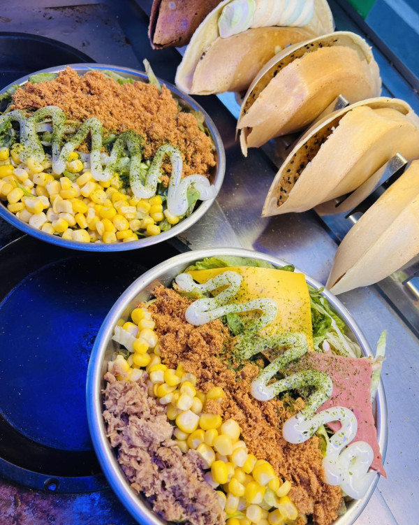 石頭燒餅。(圖片來源﹕Facebook@石頭燒餅總店in中壢夜市) 中壢夜市|台北機場捷運新站通車!離桃園最大夜市僅10分鐘步程 附8大當地人票選美食