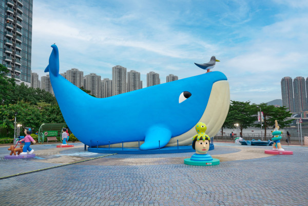 七組國際藝術裝置散落荃灣 岸上觀15米噴水巨鯨