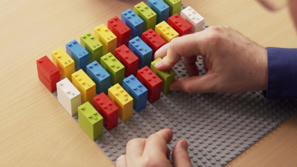 LEGO推出盲人專用凸字積木  首批有英法版本 助視障兒童玩樂中學習