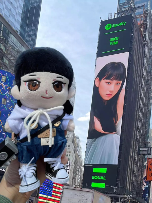 18歲炎明熹Gigi衝出國際紅到去美國 成全港最年輕女歌手登紐約時代廣場巨型屏幕廣告板