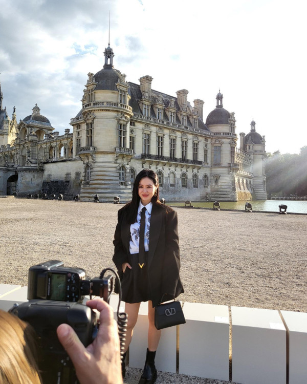 Lily Collins性感金裙現身首映禮！粉絲卻指顏值崩壞？ 