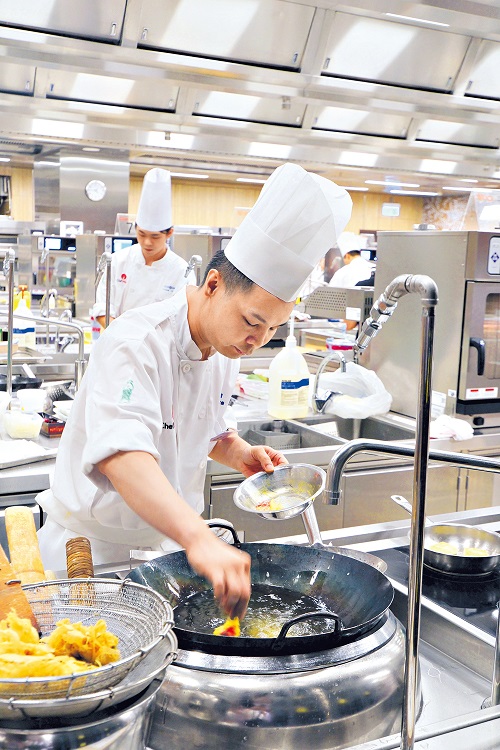 中電首屆「傳承低碳˙全電煮食專業大賽」 兩代廚師比拼廚藝 推動全電低碳餐飲「煮」流