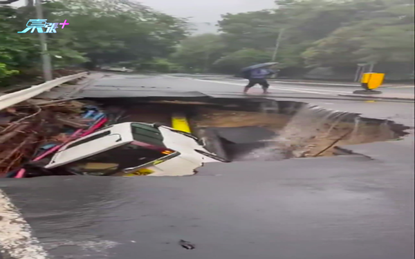 【黑雨襲港】淺水灣道行車線塌陷迴旋處驚見大坑洞 路面積水注入洞內有私家車意外墮坑