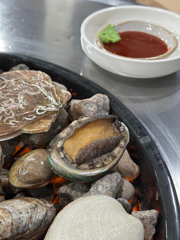 韓國美食推介｜首爾聖水洞超人氣烤扇貝店 傳統石炭爐現點現烤！ 