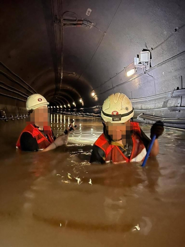黑雨水浸｜港鐵派員工冒險入隧道清理惹爭議！前線現身解畫：基於鐵路人的使命感 港人感謝付出