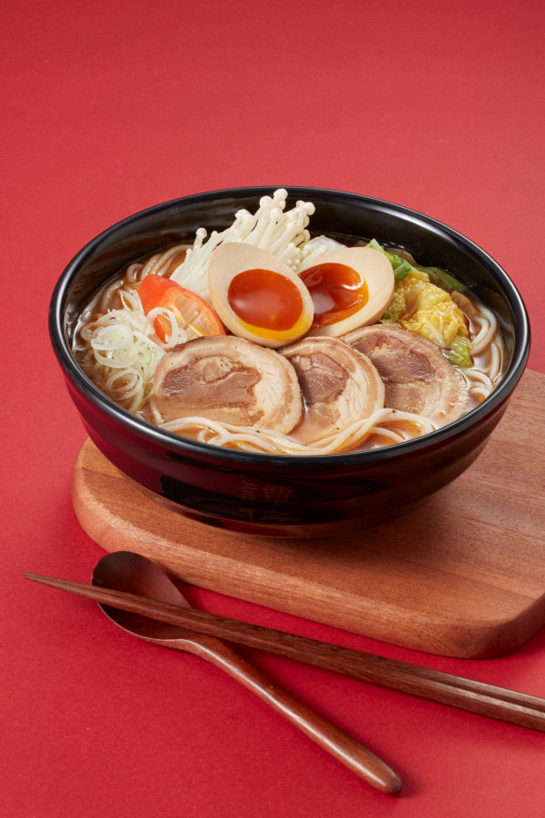 Jeffrey魏浚笙成譚仔三哥15周年代言人！　新推三哥黑蒜油味噌湯米線／麻香昆布素菜卷／櫻花蒟蒻蘋果綠茶