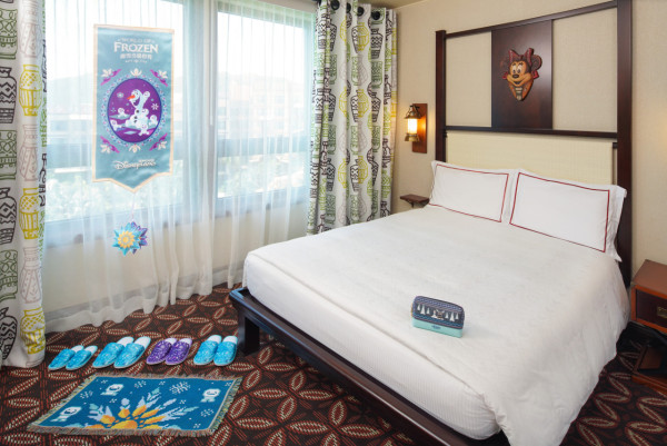 香港迪士尼樂園酒店新推Frozen主題房間佈置 9月起開放預訂包主題地氈/小白頭箍/阿德爾郵票/小白糖果盒 (附預訂連結)