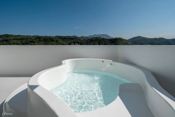 深圳酒店2024 | 深圳絕美純白希臘風民宿 私人洞穴泳池、270度賞無敵大海景 打卡必去!