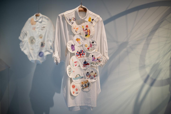 時裝設計師收集逾百人的刺繡圖案    以再生衣物記錄香港故事