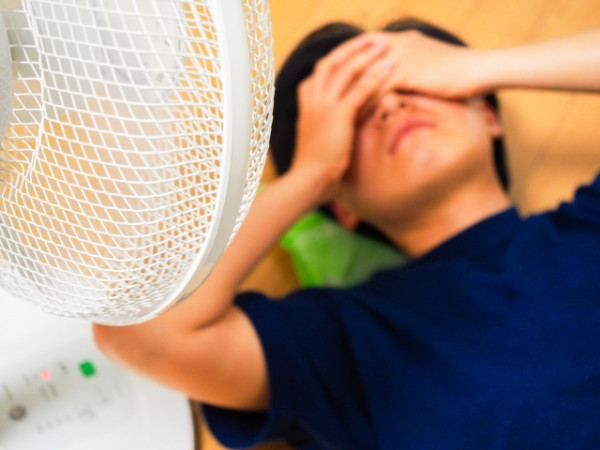 起床後肌肉酸痛因為開風扇瞓？專家指出4大吹風扇過夜壞處＋改善方法
