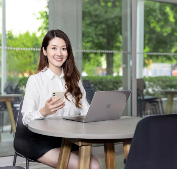 前TVB花旦鄧佩儀離巢返加拿大發展 近況曝光！激罕性感低胸造型慶32歲生日 