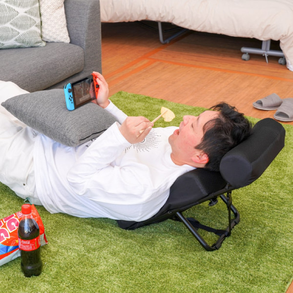 日本搞笑奇特「懶人椅墊」  趴、仰、側姿勢 Hea住玩手機！