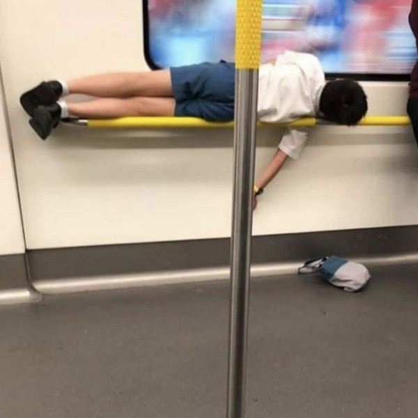 地下鐵碰着他《MTR Sleepers》展覽   從相片到插畫 記錄車中港人趣怪睡相