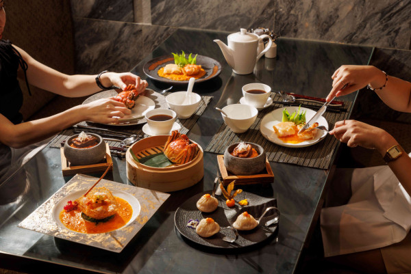 香港W酒店「星宴中餐廳」推出⼤閘蟹菜單   蟹粉扒百花煎釀花膠／石窩鮑魚蟹粉燴飯／金盞蟹粉龍蝦球