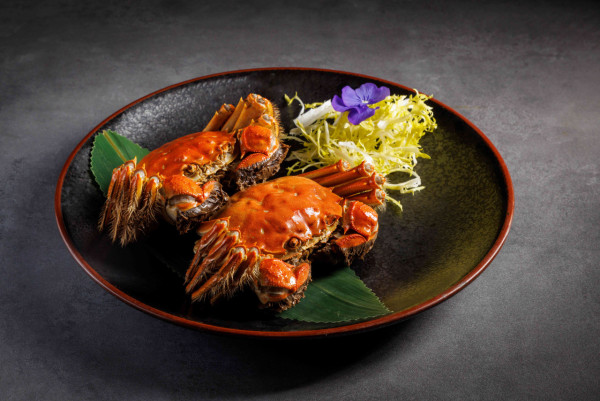 香港W酒店「星宴中餐廳」推出⼤閘蟹菜單   蟹粉扒百花煎釀花膠／石窩鮑魚蟹粉燴飯／金盞蟹粉龍蝦球