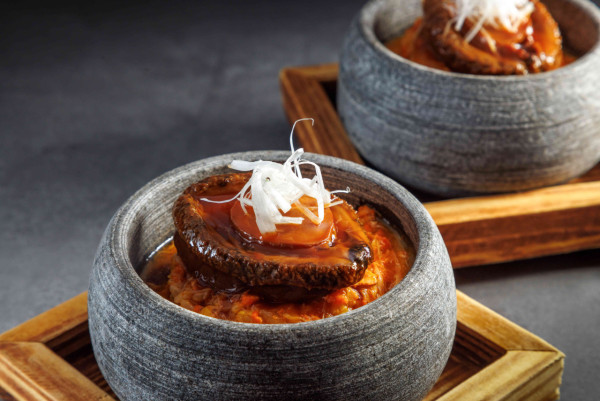 香港W酒店「星宴中餐廳」推出⼤閘蟹菜單   蟹粉扒百花煎釀花膠／石窩鮑魚蟹粉燴飯／金盞蟹粉龍蝦球