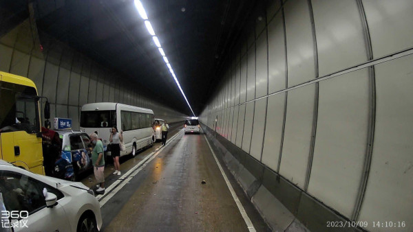 香港仔隧道發生5車相撞 主要管道受阻