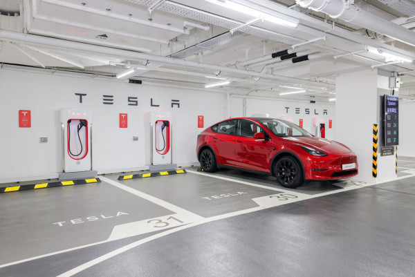 Tesla 香港超級充電站新增「擁擠費」！車主荷包又要縮水？