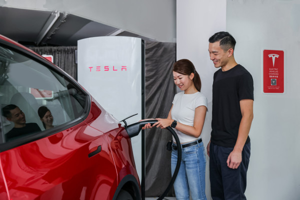 Tesla 香港超級充電站新增「擁擠費」！車主荷包又要縮水？