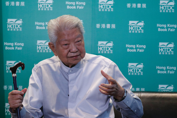 82歲蔡瀾現身尖沙咀天香樓 形容「香港最珍貴」杭州菜館 網民喜見回復活力