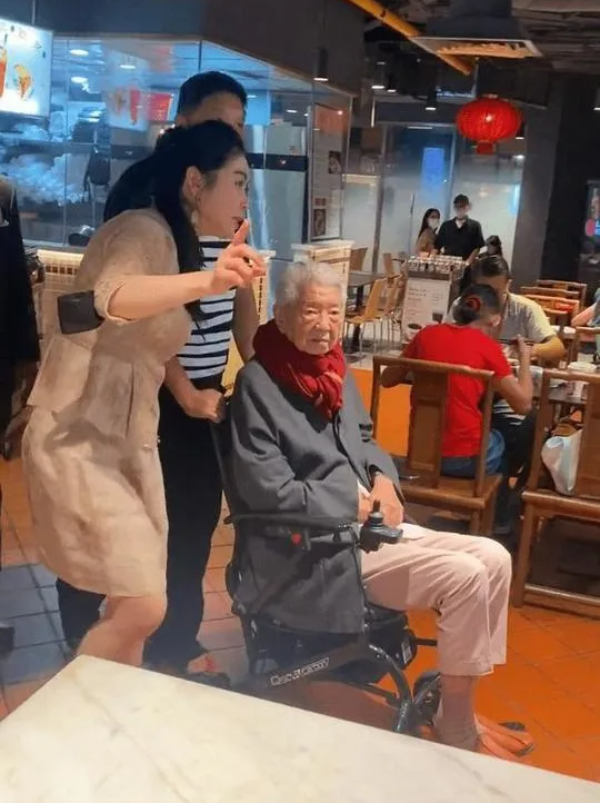 蔡瀾最新近況再曝光！網民野生捕獲82歲蔡瀾面色憔悴　體型消瘦續以輪椅代步