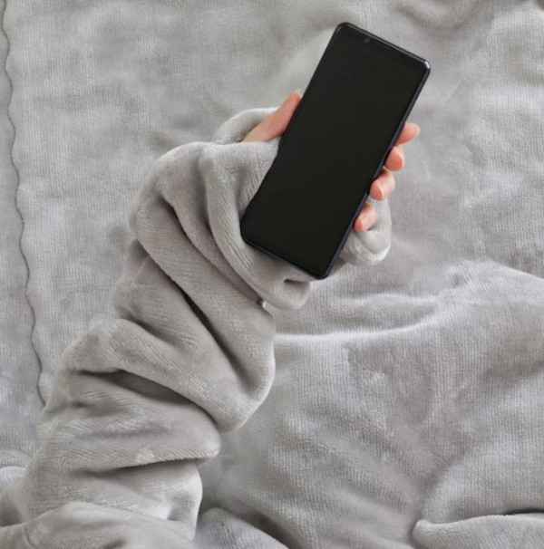 Nitori新推「有袖毛毯」 攤喺床玩手機都唔怕凍！今個冬天必備！