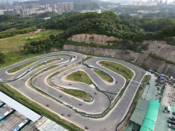 深圳好去處2024 | 龍崗最大22萬呎卡丁車賽車場 0起有得玩！國際級1000米賽道飛馳 