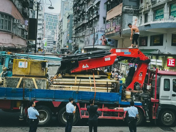 旺角赤裸男子跳上吊臂車擋路 亞皆老街往大角咀方向全線封閉